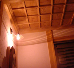 6.玄関天井は、杉板格天井。あっさりと仕上げています。