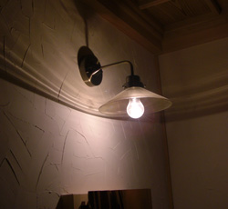 7.ノスタルジックな傘付ランプ。壁の珪藻土の陰影が強調されています。