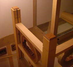 11.階段欄干には、自然木輪切りをはめ込み。